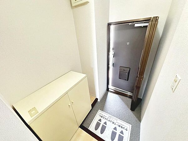 玄関にシューズボックスありますよ♪玄関周りもスッキリ片付きますね！