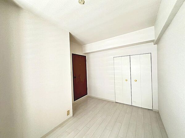 クロス張り替えております！綺麗な壁紙で部屋が明るく見えて気持ちも明るくなりますね♪