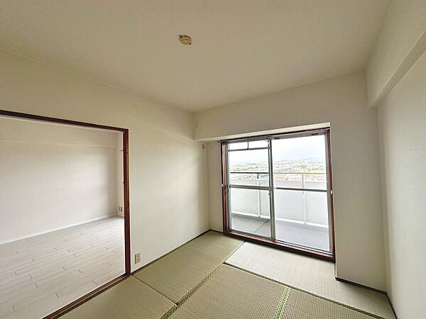 和室の畳表替えしてますよ！イグサの香りで心地よい空間です！