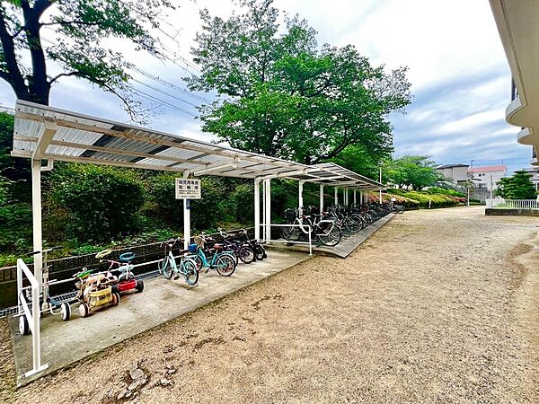 駐輪場に屋根があるので、雨の日に自転車が濡れにくく嬉しいですね！