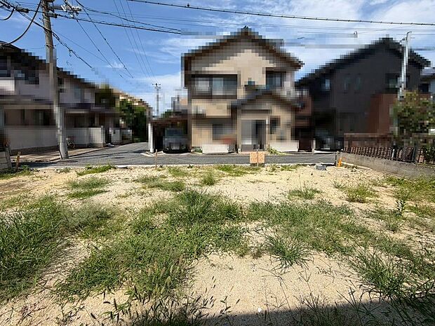 家族を身近に感じる対面式キッチンです!3口コンロ・浄水器付きのシステムキッチンです♪床下収納も付いているので、保存食やストックの置き場所に困りませんね!