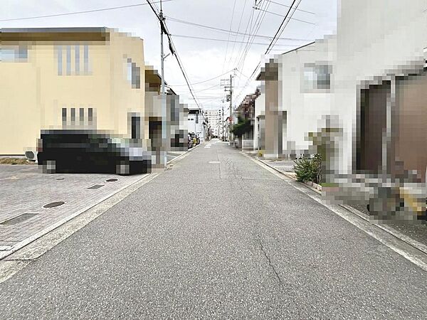 前面道路約５ｍ！広々運転の苦手な方も安心ですね！是非現地にてご確認ください♪