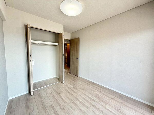 各部屋クローゼットがあります。収納力が高い住居です。