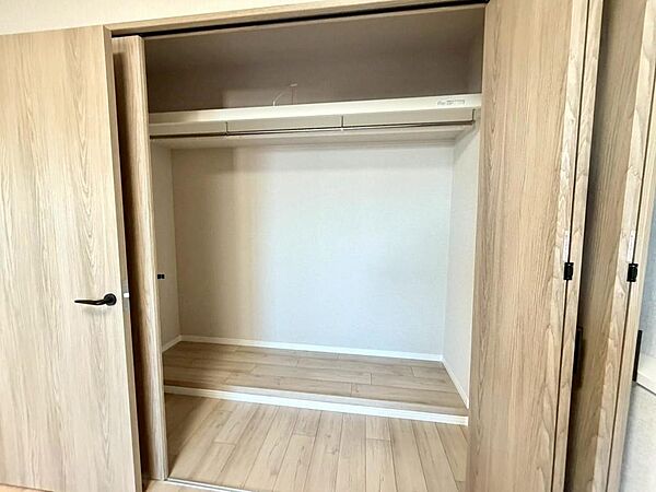 室内収納充実しています。各居室はじめクローゼットや廊下の物入等細やかな収納は嬉しいポイントです。