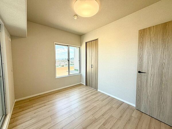 建具・天井クロスや、コンセントに至るまでリフォームより新設されています。照明器具が各部屋に設置されているのも嬉しいですね。