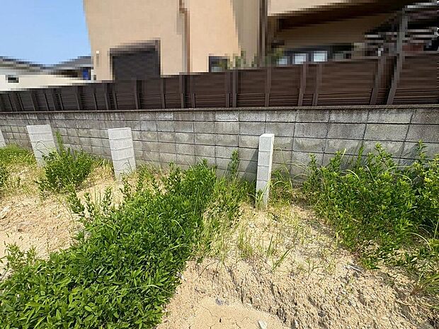 【浴室乾燥機付です!】一坪以上の浴室でのびのび一日の疲れを癒して下さいね!浴室に窓が付いているので、換気ができて湿気やカビ防止になりますよ♪