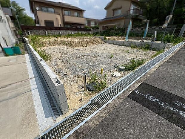 【浄水器付きのシステムキッチン】対面式を採用したキッチンですので、リビングで寛ぐご家族をいつも感じられます!会話を楽しみながら家事ができますね♪