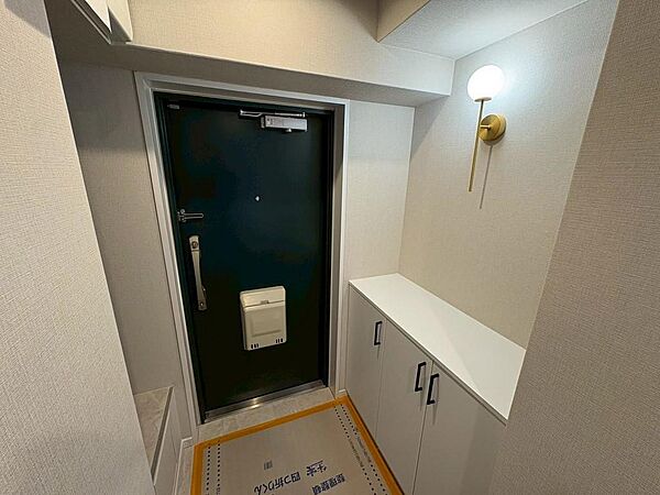 玄関はシューズボックス付きです。明るいアクセント照明を設えておうちの顔を演出しています。