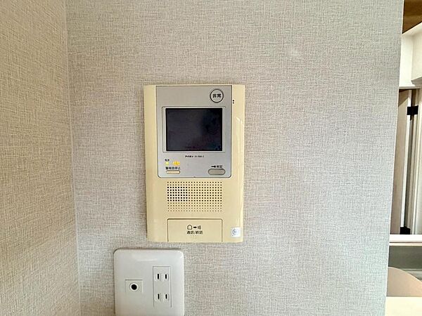 オートロックでTVモニター付きインターホンがございます。来客時はモニターで確認できるので安心です。