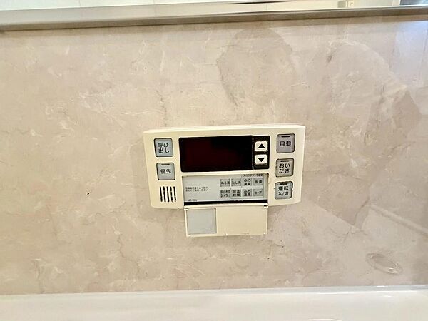浴室ははオートバス、追炊き機能がついています。キッチン側からも操作できますので便利です。