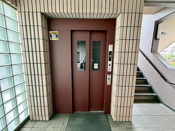 エレベーター付きのマンションです。荷物が多いときなどは安心です。