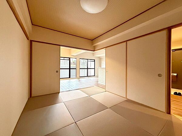 和室がございます。襖・畳も新調され琉球畳を採用しています。明るくモダンな雰囲気をお楽しみいただけます。