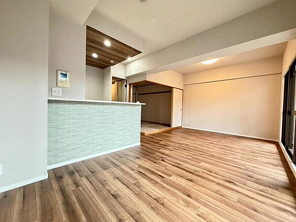 キッチンカウンター部分のモダンなアクセントウォールでお部屋がぐっとセンスアップしています。お好きな家具を配置しておしゃれなリビングダイニングにしてみてください。