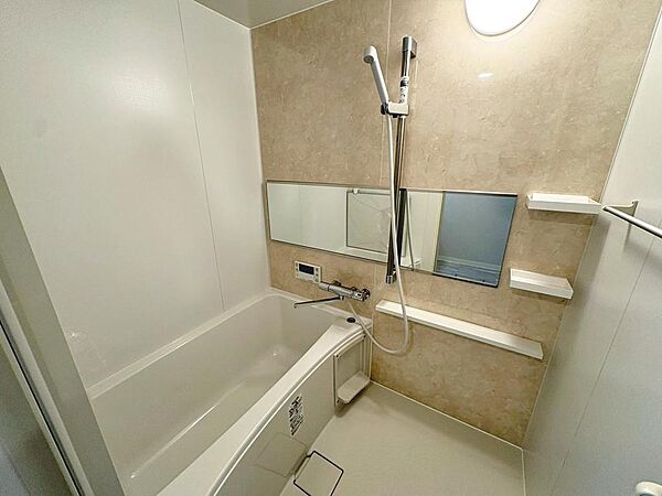 ゆったりとくつろげる綺麗な浴室ですよ！時間短縮でシャワーだけの方も多いですが、一日の疲れを癒すため湯船に浸かれば心身ともにリラックスできますね♪