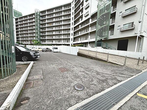 【駐車場】敷地内駐車場（月額：6000円～10000円）ございますよ！空き状況確認必要です！詳しくは担当までお問い合わせください！