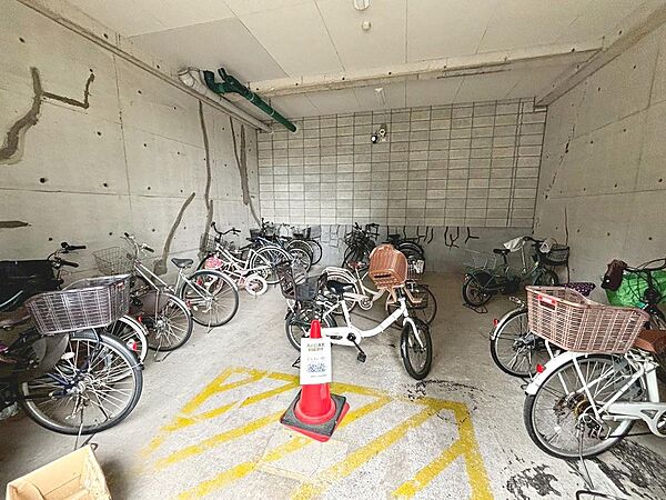 【駐輪場】屋根ございますので、雨で自転車が濡れないのは、嬉しいポイントですね！