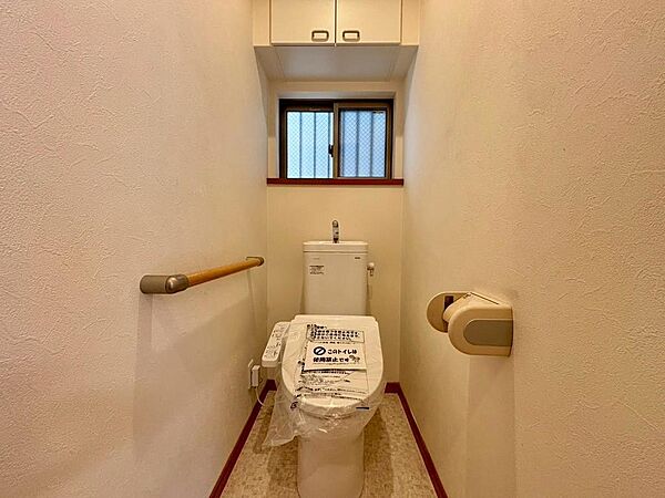 窓付きのトイレは手すりもあり高齢者にも安心の仕様です。温水洗浄器付便座はリフォームで新調しています。