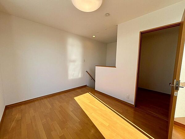 ３階は納戸とウォークインクローゼットがあります。納戸は趣味の部屋としても使用できます。そのままルーフバルコニーにも出入りでき生活の幅が広がります。
