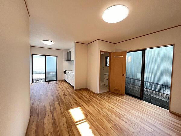 リビングは約15.1帖あり広々しています。リフォーム完成済みの室内をぜひご覧ください♪