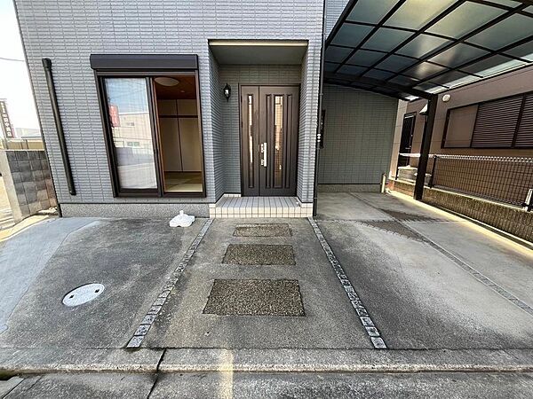 普通車両１台、軽車両１台のスペースがある駐車場です。屋根付きカーポートもありカーライフが充実します。