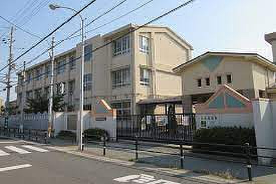 堺市立金岡小学校まで徒歩約１６分です。