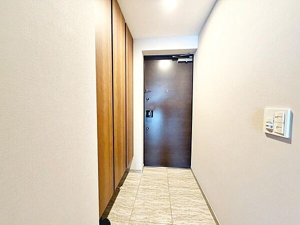【玄関】ゆとりの玄関ですよ！シューズボックスございますので、散らかりがちな玄関も片付きますね！