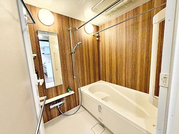 【浴室】ゆったりとくつろげる綺麗な浴室ですよ！時間短縮でシャワーだけの方も多いですが、一日の疲れを癒すため湯船に浸かれば心身ともにリラックスできますね♪