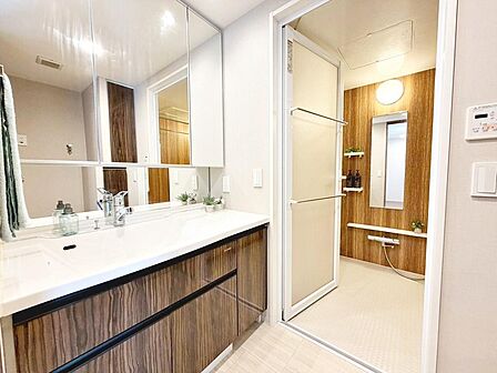 【シャワー付き洗面台】身だしなみを整えるのに重宝するシャワー付きの洗面台です♪