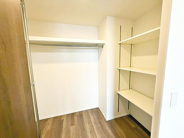 ウォークインクローゼットございます！季節の荷物やかさばる荷物やお子様の思い出の品などの収納場所に困らないですね！