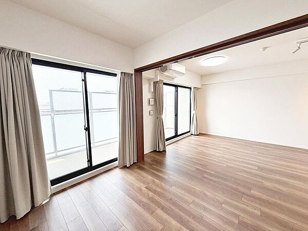 約５帖の洋室はリビングに隣接してますので、繋げると広々お使い頂けますよ！来客時にも嬉しいですね♪