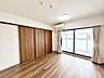 室内：【リビング】ＬＤＫ約１４．９帖！大きな窓のあるリビングは、陽光あふれる明るい空間です。居心地良く、ご家族皆がゆったり寛げる憩いの空間となりそうです♪