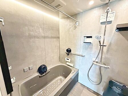 【ユニットバス】ゆったりとくつろげる綺麗な浴室ですよ!時間短縮でシャワーだけの方も多いですが、一日の疲れを癒すため湯船に浸かれば心身ともにリラックスできますね♪アクアフィール付♪