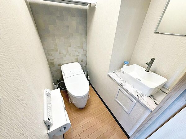 【トイレ】トイレ２カ所ございます！温水便座洗浄便座ですので、寒い日も温かい便座で安心して使用していただけますよ！