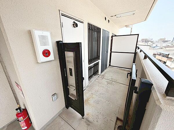 専用ポーチあります！門扉があることで、独立した一戸建てのような特別感があります♪ベビーカーや子供の遊具、ゴルフバッグなどを一時的に置いておけるスペースが嬉しいですね！