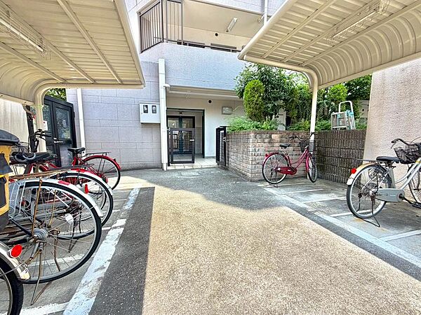 駐輪場に屋根があるので、雨の日に自転車が濡れにくく嬉しいですね！