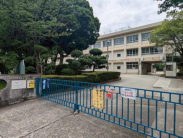 茶山台小学校まで徒歩１４分