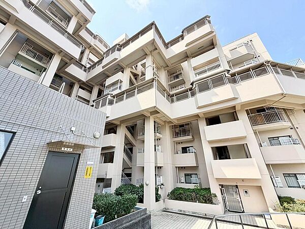 【ＬＤＫ約１４帖】大きな窓のあるリビングは、陽光あふれる明るい空間です！居心地良く、ご家族皆がゆったり寛げる憩いの空間となりそうです♪