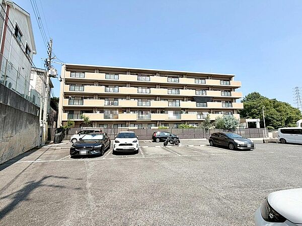 ゆとりのある浴室ですよ！時間短縮でシャワーだけの方も多いですが、一日の疲れを癒すため湯船に浸かれば心身ともにリラックスできますね♪