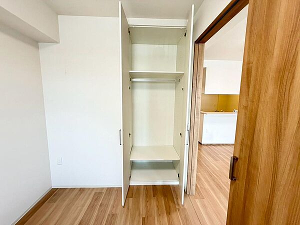 各洋室にクローゼットあります！収納場所に困らず綺麗な室内をたもてますね！