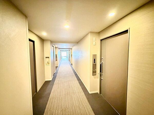 ホテルライクな内廊下仕様で、快適かつ温度差の少ない住空間！お洒落な住まいにお友達を呼びたくなる住まいですね！