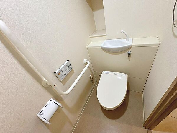 トイレ内に手すりが付いているので、小さなお子様やご高齢の方も安心ですね！