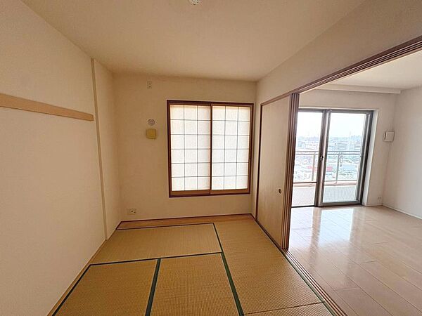 ☆和室ございます☆一息つく時の癒しの空間や客間にも使えますね！リビングに隣接してるので、お子様のお昼寝スペースにもいいですね！