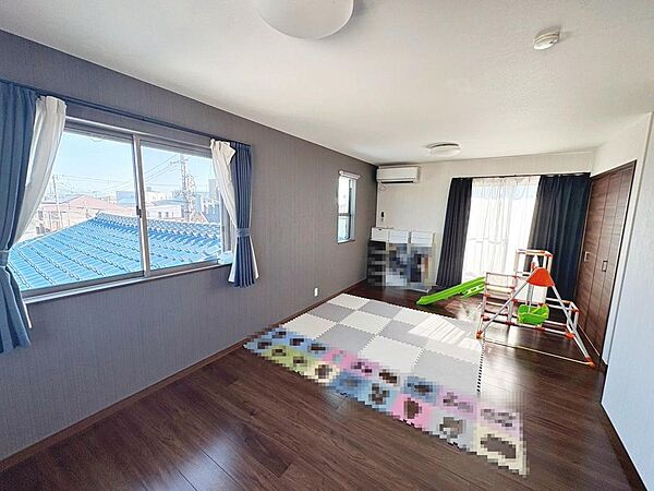 ゆとりのある約１２．９帖の洋室あります！大型家具もレイアウト自在です♪個性溢れる住まいにして下さいね♪