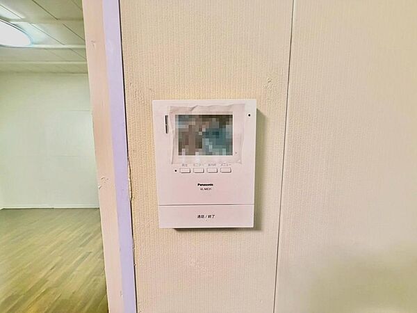 ＴＶモニター付きインターホンですので、突然の来客時にも外の様子が確認できて安心です！