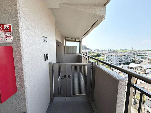 共用廊下から一歩奥まった専用ポーチ付き♪戸建て感覚の独立性と、高いプライバシー性を叶える贅沢な設計です！