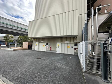 【駐車場】敷地内駐車場ございますよ！空き状況確認必要です！詳しくは担当までお問い合わせください！