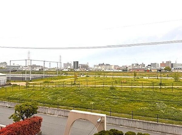 現地見学当日から承っております♪現地周辺の環境や、駅までの道のりなど周辺環境も合わせてご確認いただき、ぜひご検討ください！