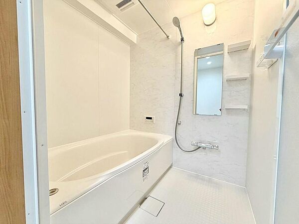 【お風呂新調！浴室乾燥機付！】ゆったりとくつろげる綺麗な浴室ですよ！時間短縮でシャワーだけの方も多いですが、一日の疲れを癒すため湯船に浸かれば心身ともにリラックスできますね♪