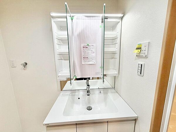 【洗面台新調】身だしなみを整えるのに重宝するシャワー付きの洗面台です♪３面鏡のゆとりある洗面台で使いやすいです！