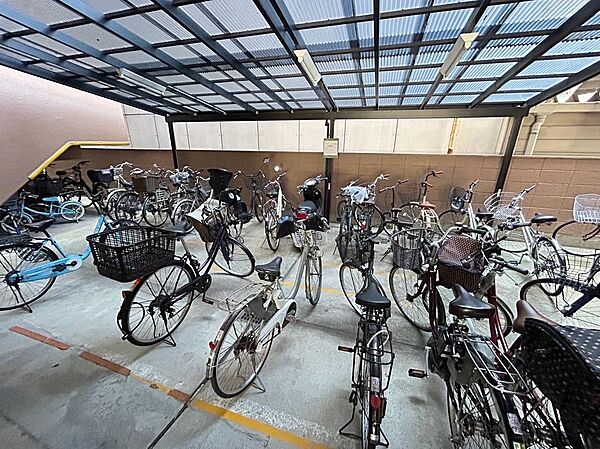 駐輪場に屋根があるので、雨の日に自転車が濡れにくく嬉しいですね♪
